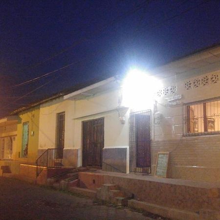 Casa Nica Leon Hostel Exterior foto